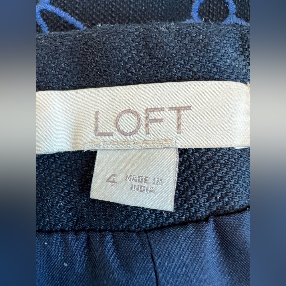 SOLD💙 EUC ANN TAYLOR LOFT Embroidered Navy Blue Skirt | Size 4 - Picture 9 of 10